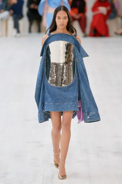 Look 16